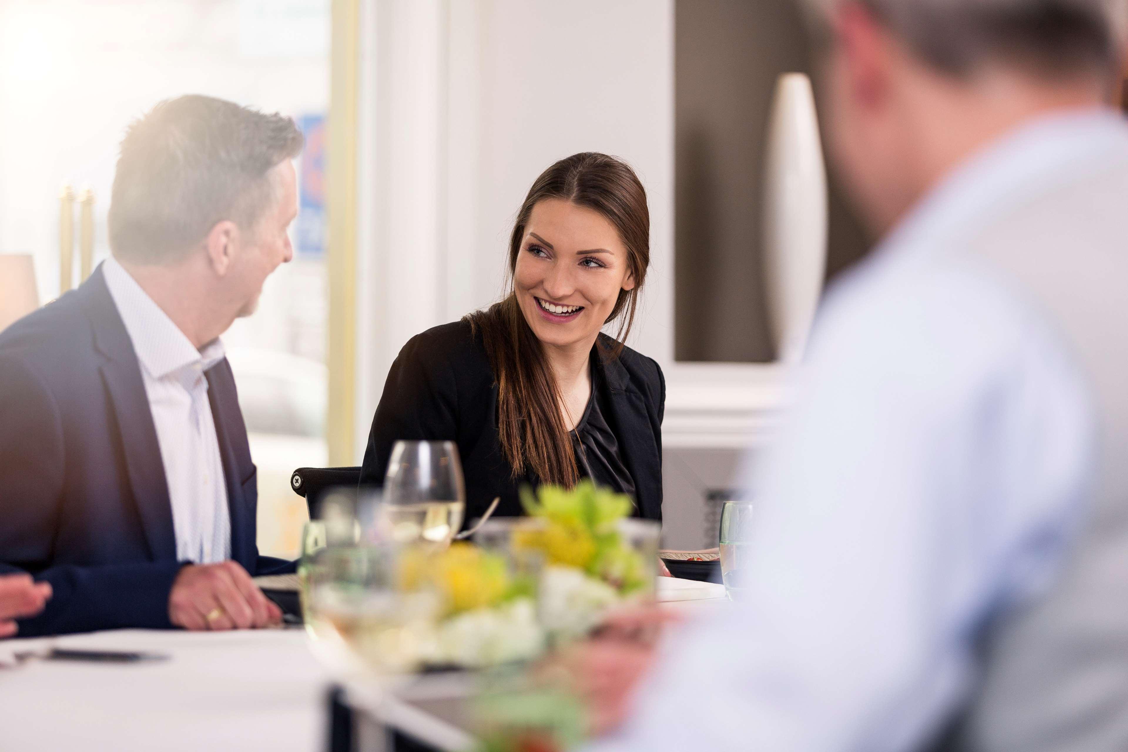 Hotel Bristol Berlin Exterior foto A woman in a meeting