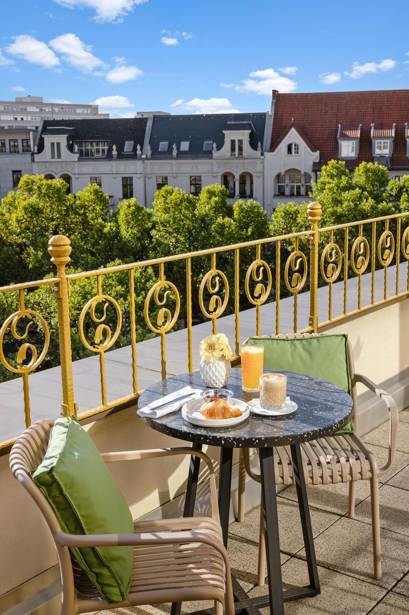 Hotel Bristol Berlin Exterior foto A balcony at the hotel